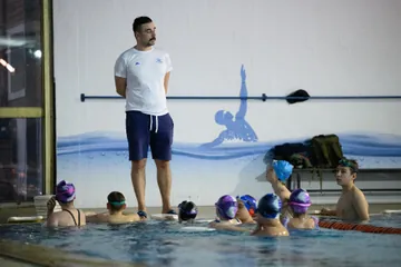 Trener daje uputstva polaznicima u bazenu SC Banjica