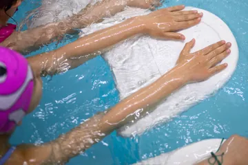 Polaznici koriste plivačke daske tokom vežbi u bazenu na Obilićevom vencu