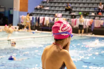 Polaznica sa roze kapicom pored bazena Tašmajdan